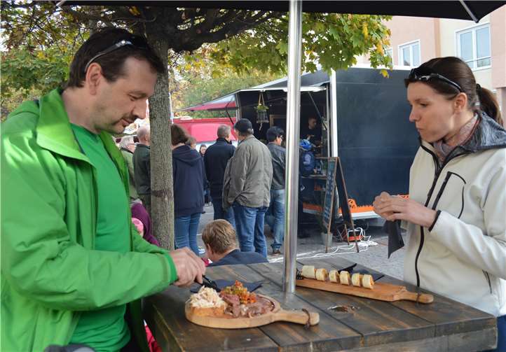 Die Besucher genossen die Vielfalt des Essens. ab
