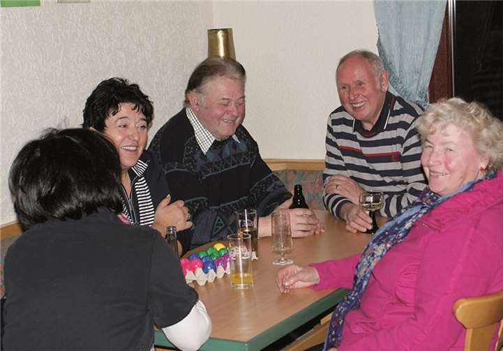 Die Besucher hatten sichtlich Spaß am Ostereierschießen und beim Eierfärben. privat