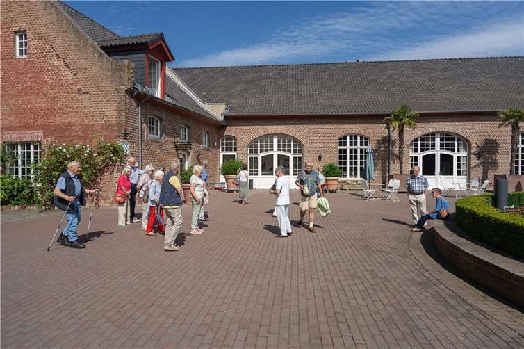 Die Besucher im Innenhof der Burg Heimerzheim.  Fotos: privat