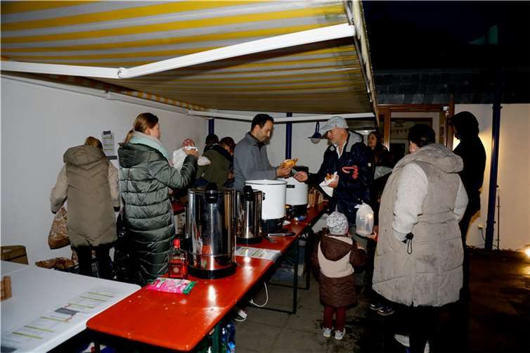 Die Besucher jeden Alters genossen leckeren Kinderpunsch, Glühwein, Waffeln und Würstchen.  Foto: Thorsten Stephan