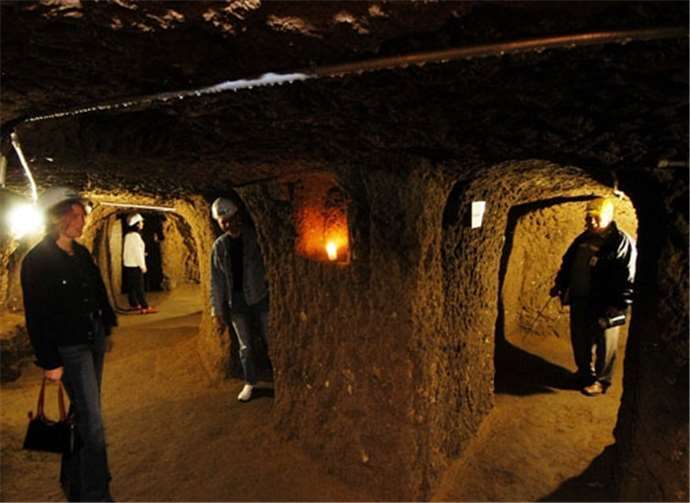 Die Besucher können sich bei einer Führung z.B. in die Lage der Menschen in den letzten Kriegsjahren des Zweiten Weltkrieges versetzen.