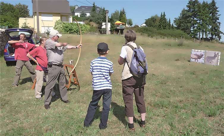 Die Besucher können sich im Bogen schießen üben.privat