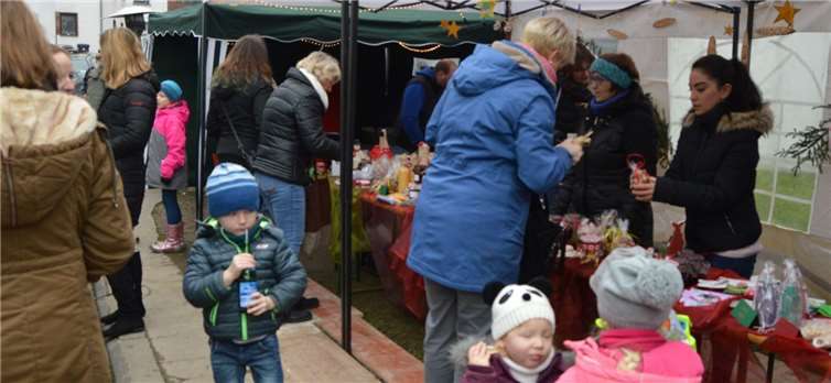 Die Besucher konnten schöne Weihnachtsdeko kaufen.