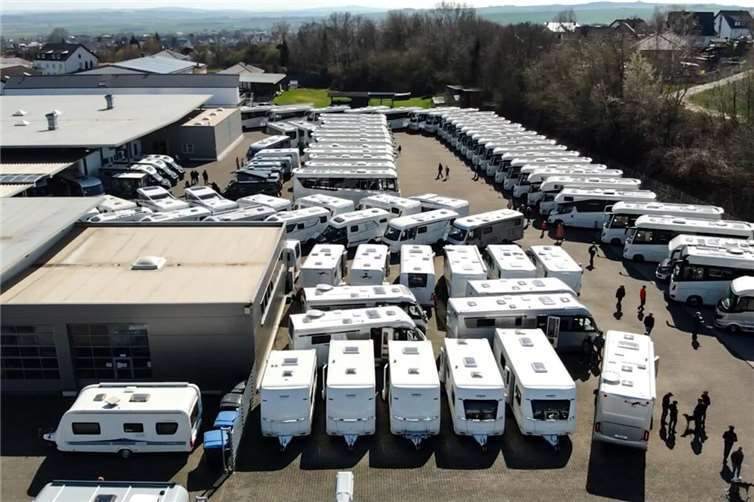 Ancampen 2025: Niesmann Caravaning eröffnet die Campingsaison mit einem besonderen Jubiläum Die Besucher konnten sich auf eine beeindruckende Auswahl an Wohnmobilen und Caravans führender Marken freuen.