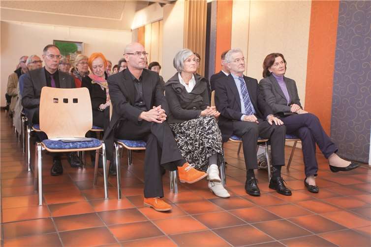 Die Besucher lauschen der Eröffnungsrede von Bürgermeister Volker Mendel.
