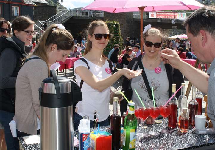 Die Besucher ließen sich die Gaumenfreuden munden.