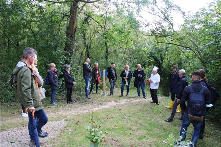 Die Besucher ließen sich von Jean-Marie Dumaine und weiteren Trüffel-Experten rund um den Feinschmecker-Pilz informieren.Fotos: DU