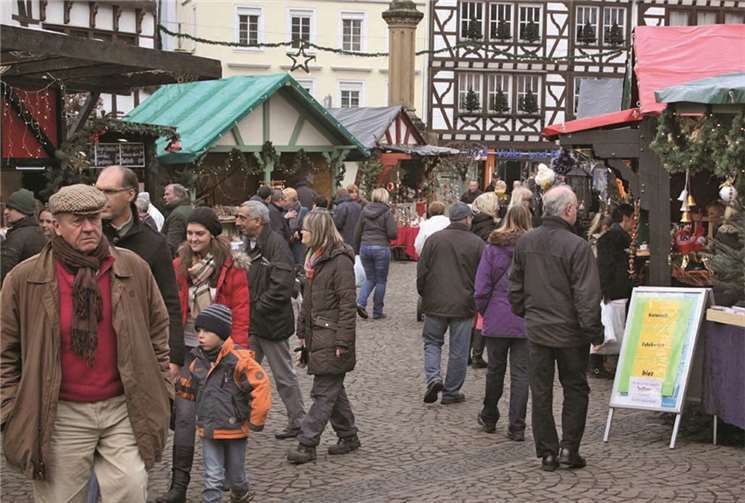 Die Besucher ließen sich von den Geschenkangeboten an den vielen kleinen Buden inspirieren.DL