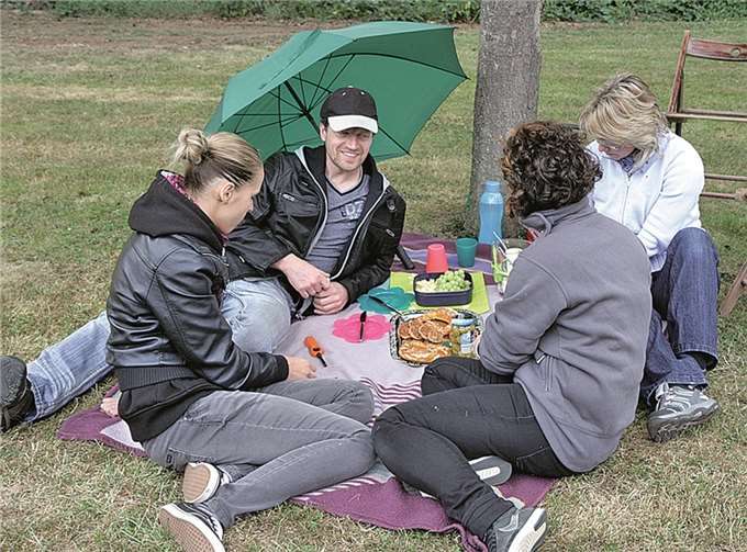 Die Besucher machen es sich auf der Wiese gemütlich.STEIN