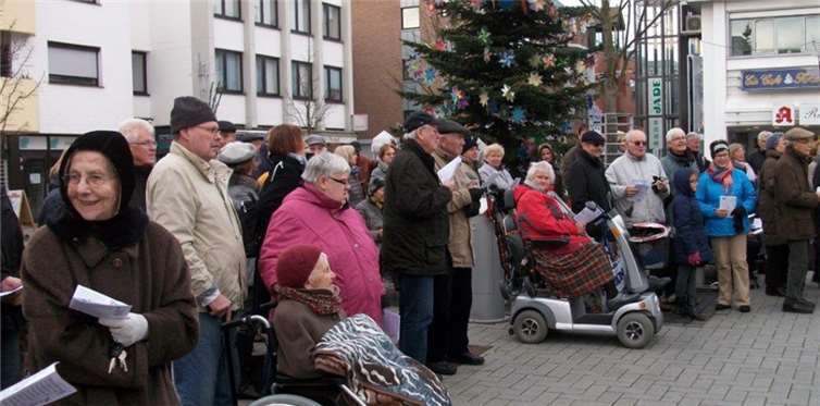 Die Besucher, mit Textblättern versorgt, sangen kräftig mit.privat