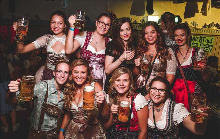 Die Besucher präsentierten sich stilecht in Bayrischer Tracht.