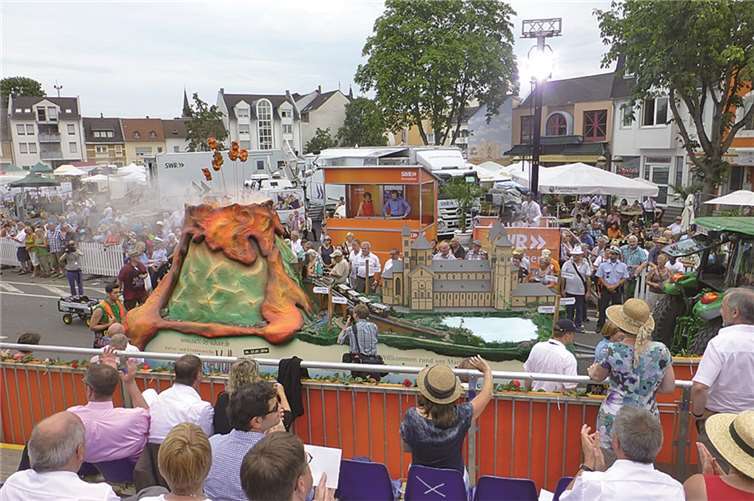 Die Besucher staunten, als der Vulkan auf dem Wagen zu rauchen begann.privat
