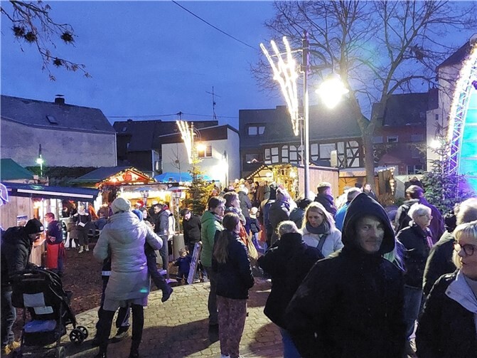Die Besucher überfluteten den Raiffeisenplatz in Scharen. Foto: Lothar Kalter, Ortsgemeinde Ochtendung