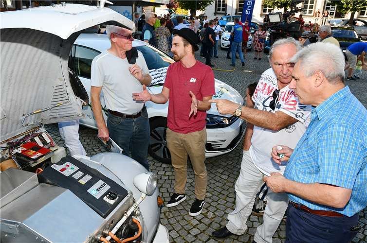 Die Besucher und die Eigentümer im Gespräch.