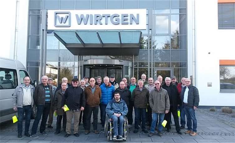 Die Besucher vor der Firma in Windhagen. E. Heinrichs