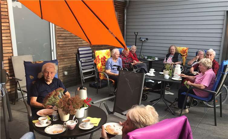 Die Besucher waren von der Atmosphäre in der Senioren-Wohngemeinschaft begeistert.  privat