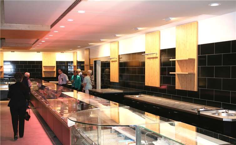 Die Besucher werfen einen ersten Blick in den Bereich der neuen Fisch-, Fleisch-, Wurst- und Käsetheke. WK