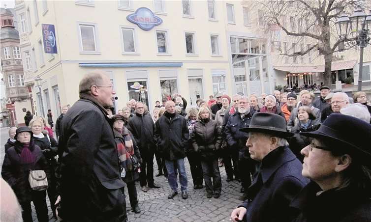 Die Besucher wurden durch Gernot Schauß am ehemaligen Gasthaus Deutscher Kaiser über den alten Fischmarkt und den Salzmarkt informiert.BSB