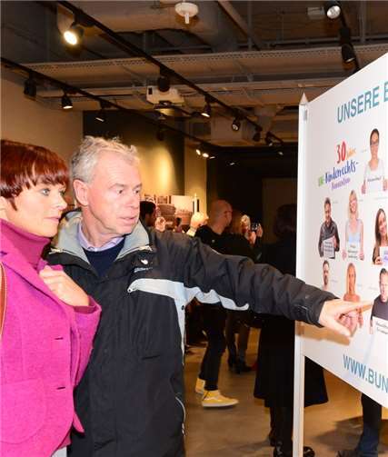 Die Besucher zeigten sich bei der Fotoausstellung sehr interessiert, wie hier an der Tafel mit den Botschaftern und Paten der Aktion „Kinder haben Rechte“. Foto: US