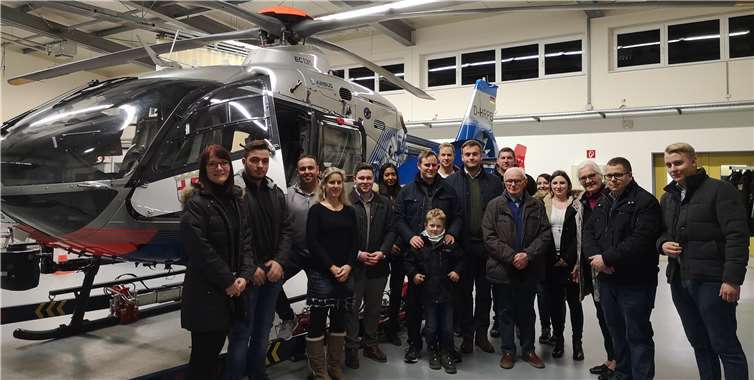 Die Besuchergruppe am Hangar am Flugplatz Winningen.Foto: Privat