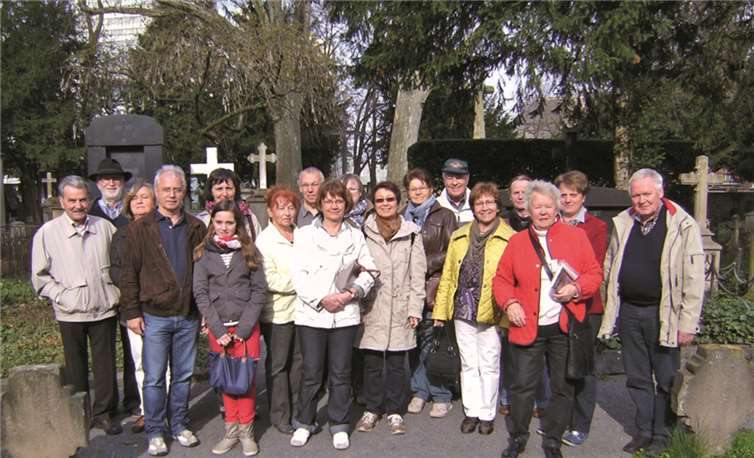 Die Besuchergruppe auf dem Alten Friedhof, die Teilnehmer waren vom musealen Charakter der Alten Friedhofs beeindruckt.Privat