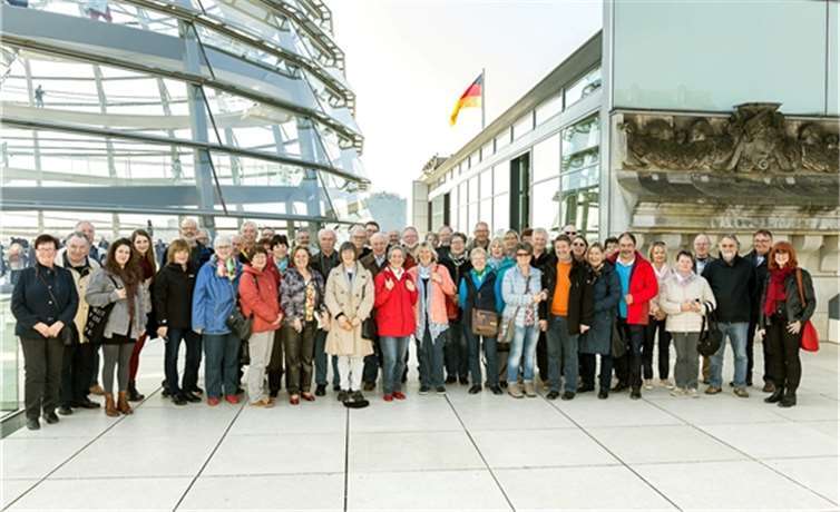 Die Besuchergruppe auf dem Reichstag. Bundesregierung - Daniel Rudolph