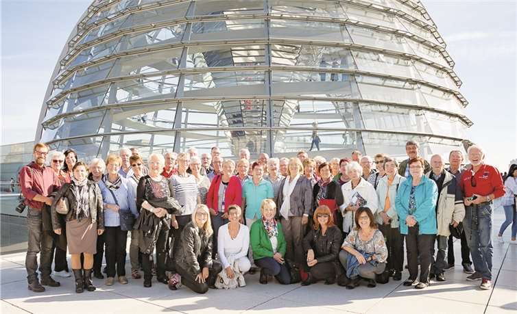 Die Besuchergruppe auf dem Reichstag.  Bundesregierung - Horst Dieter Kaempfer
