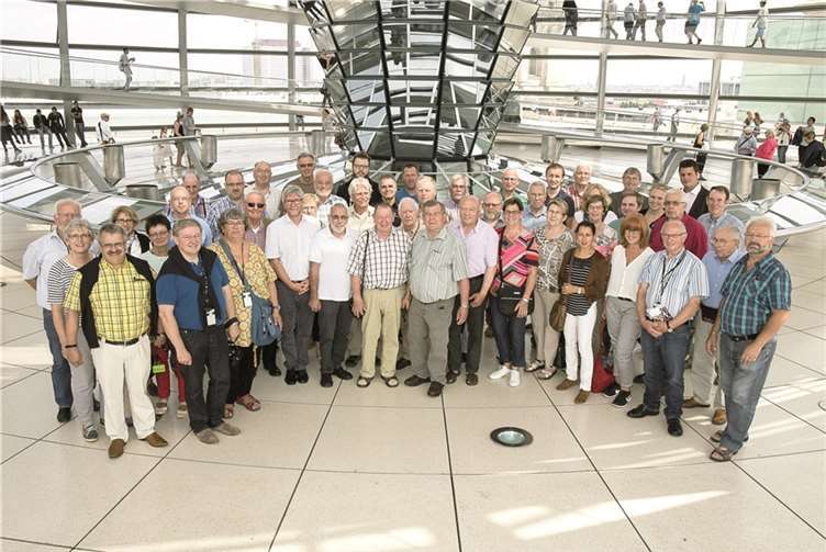 Die Besuchergruppe auf dem Reichstag.Bundesregierung/Daniel Rudolph