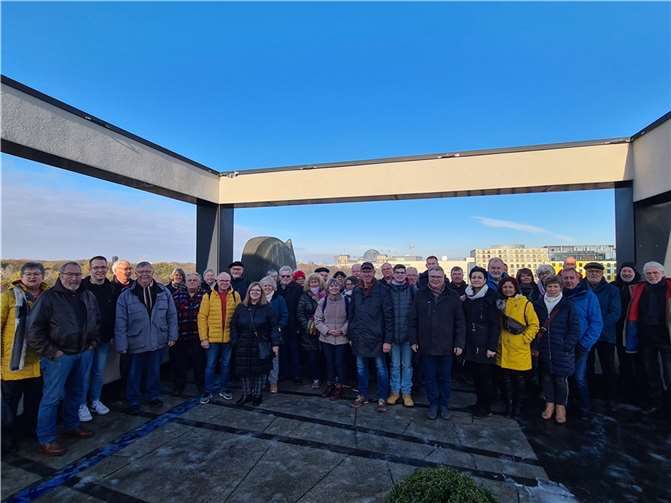 Die Besuchergruppe auf der Dachterasse der Landesvertretung Rheinland-Pfalz in Berlin. Quelle: Büro von Benedikt Oster (SPD)