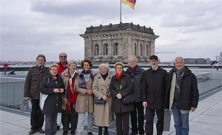 Die Besuchergruppe auf der Dachterrasse des Reichstagsgebäudes. privat