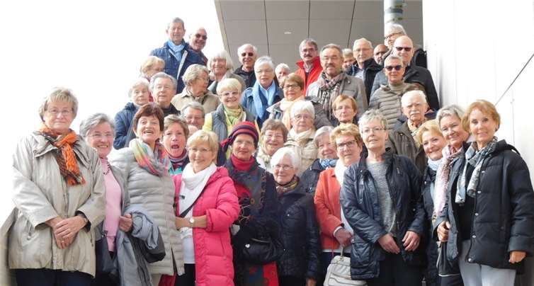 Die Besuchergruppe auf der Hallenfreitreppe der Neuen Stadthalle. Privat
