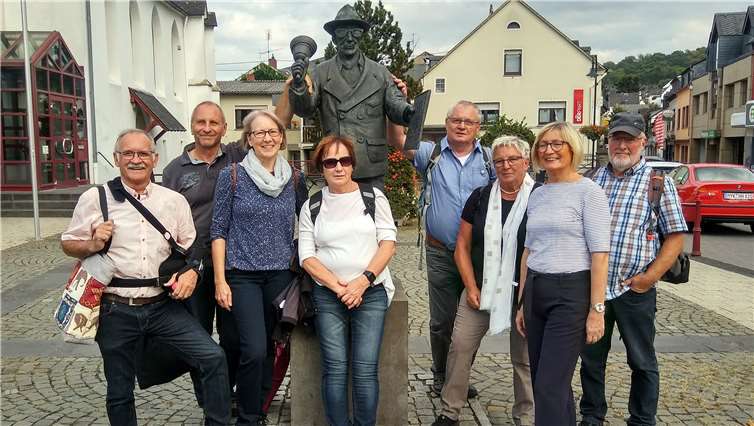 Die Besuchergruppe aus Mendig gemeinsam mit dem Organisator Ernst Einig (links) am Lindemann-Denkmal. Privat