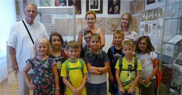 Die Besuchergruppe aus dem Kärlicher Hort im Kurfürstenzimmer des Stadtmuseums. privat