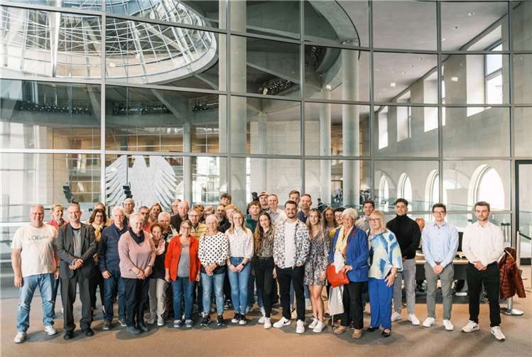 Die Besuchergruppe bei Sandra Weeser in Berlin. Foto: Bundesregierung / StadtLandMensch-Fotografie