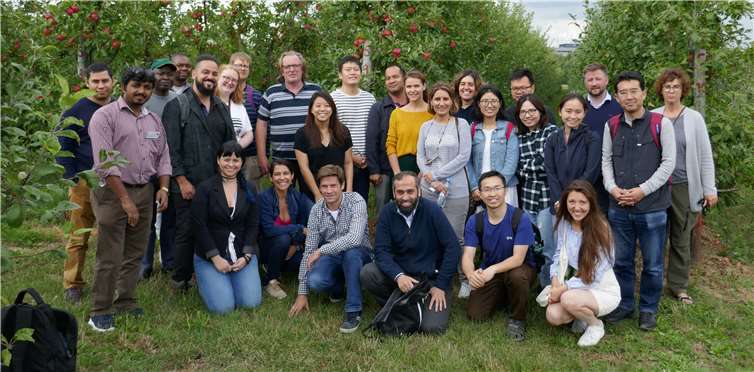 Die Besuchergruppe der Alexander von Humboldt Stiftung erhielten beim Besuch des Bio Obsthofs in Grafschaft Bölingen Einblick in die Arbeitsweise, den biologischen Pflanzenschutz u.v.m. Foto: privat