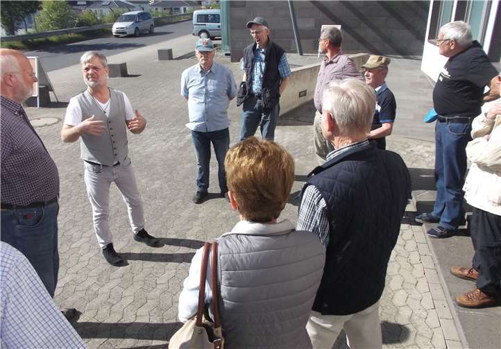 Die Besuchergruppe der ERH Mayen-Andernach-Mendig im Deutschen Bundeswehrverband bei der Begrüßung durch Dr. Holger Schaaf, Leiter des Forschungsbereiches Vulkanologie, Archäologie und Technikgeschichte (VAT). Foto: privat