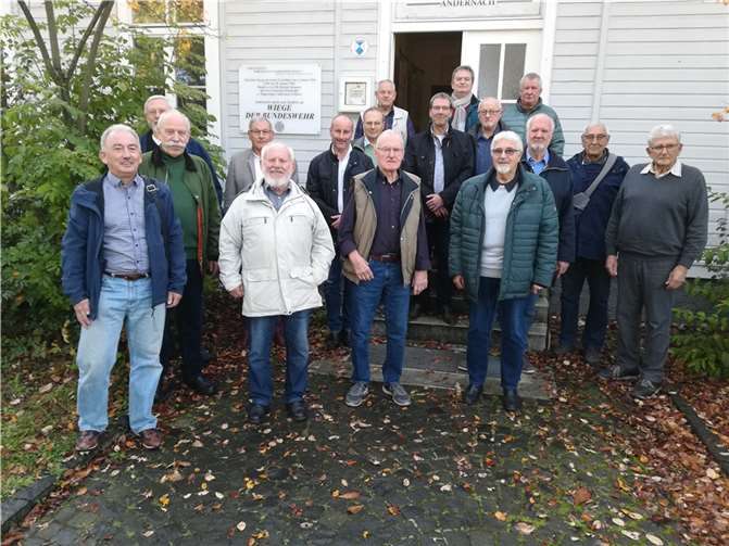 Die Besuchergruppe der Ehemaligen vor dem Eingang des Museums „Wiege der Bundeswehr“.  Foto: Hartmut Nagel