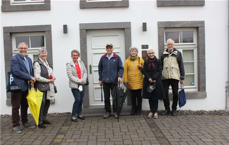Die Besuchergruppe der VHS Koblenz mit dem Organisator Dieter Gube (li.) von der Landeszentrale für politische Bildung vor der ehem. Synagoge Niederzissen. Foto: Kultur- und Heimatverein Niederzissen