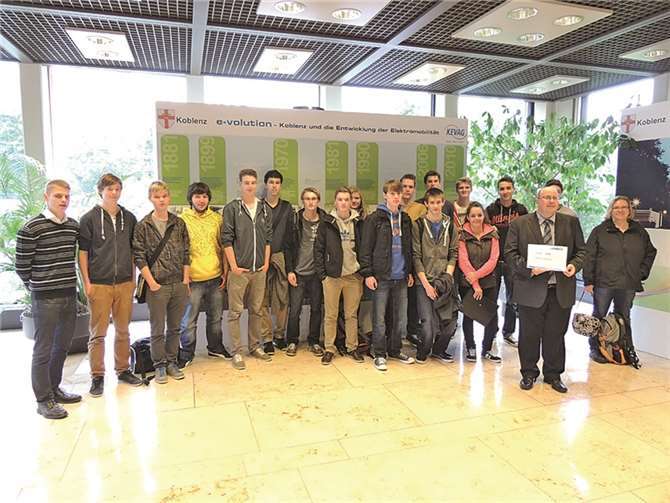 Die Besuchergruppe des Hilde Gymnasiums bei der KVS.