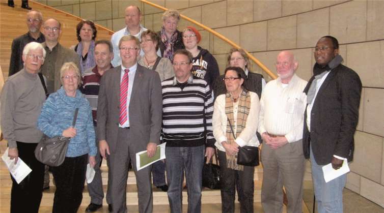 Die Besuchergruppe im Düsseldorfer Landtag mit dem Landtagsabgeordneten Achim Tüttenberg (3.v.l.vorne).  Privat