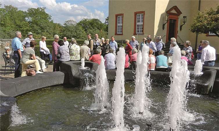 Die Besuchergruppe im Innenhof des Schlosses Hachenburg.privat