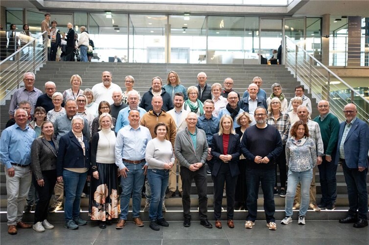 Die Besuchergruppe im Paul-Löbe-Haus im Anschluss an das Gespräch mit der Bundestagsabgeordneten Ellen Demuth, daneben die Landtagskandidaten Jürgen Schmied (links) und Jan Petry (rechts).  Foto: privat