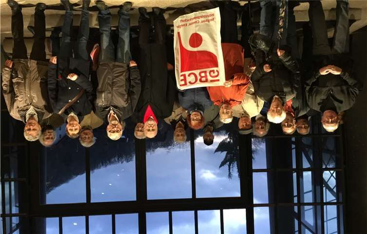 Die Besuchergruppe in der Gießhalle der Sayner Hütte. privat