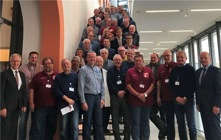 Die Besuchergruppe mit Josef Dötsch (vorne li.) und Dr. Adolf Weiland, (vorne re.). privat