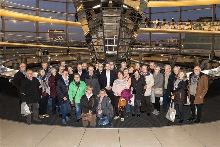 Die Besuchergruppe mit Martin Diedenhofen (MItte) im Bundestag.  Foto: StadtLandMensch-Fotografie