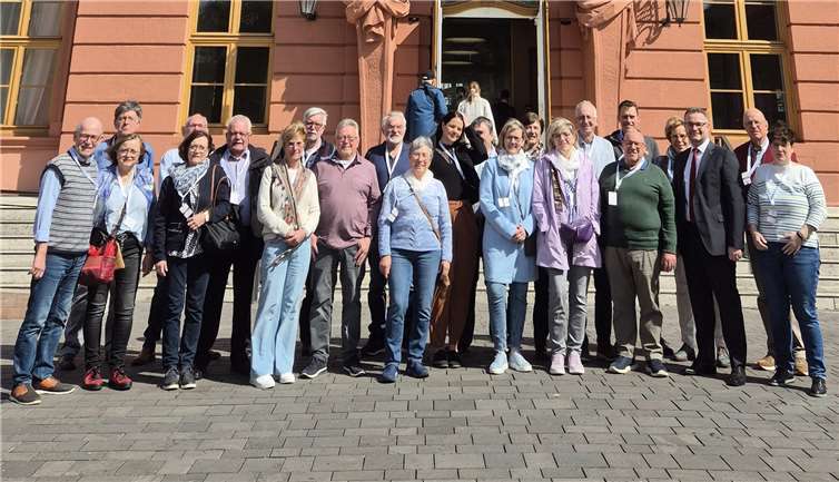 Die Besuchergruppe mit Torsten Welling MdL vor dem Landtag in Mainz.  Foto: privat