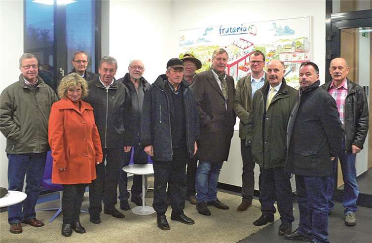 Die Besuchergruppe mit dem Geschäftsführer Markus Schneider (4.vl) im Foyer des Verwaltungsgebäudes.