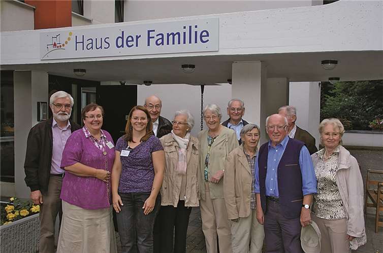 Die Besuchergruppe unter Führung von Heinz Münz (2. v. r.) am Eingang zum Haus der Familie.  Privat