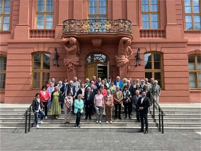 Die Besuchergruppe vor dem Landtag. Foto: Jürgen Sabel