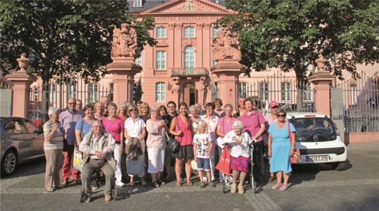 Die Besuchergruppe vor dem Mainzer Landtag.Elisabeth Bröskamp, MdL
